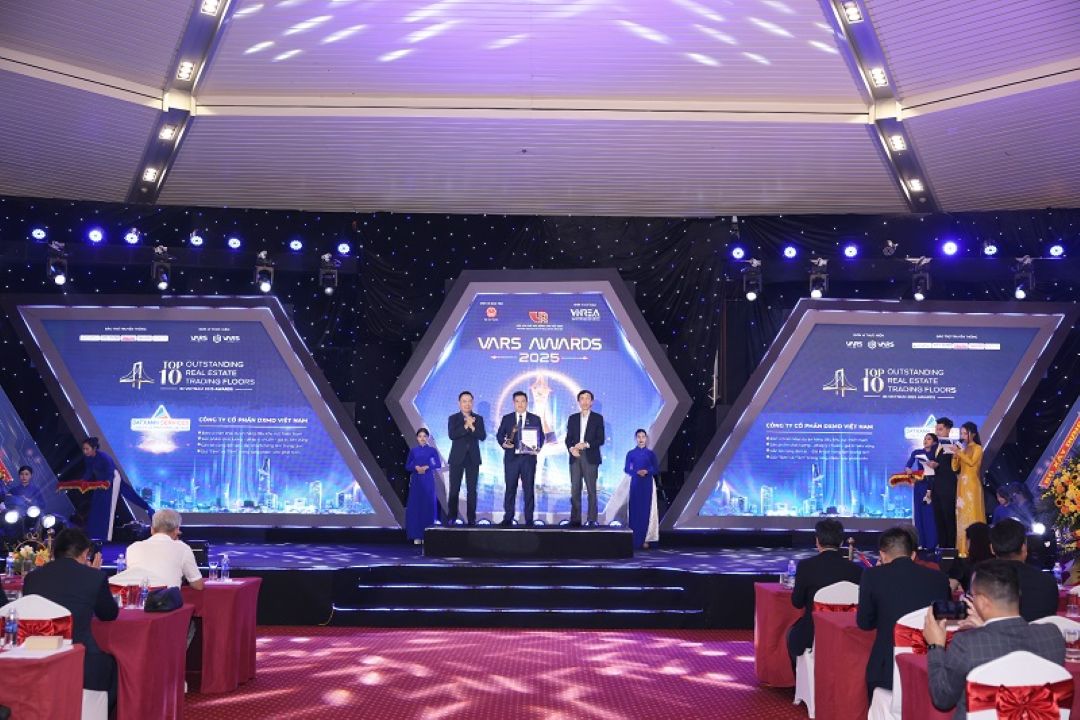 Ông Nguyễn Duy Khánh - Tổng giám đốc DXMD Vietnam nhận cúp và chứng nhận từ Hội Môi giới Bất động sản Việt Nam (VARS)