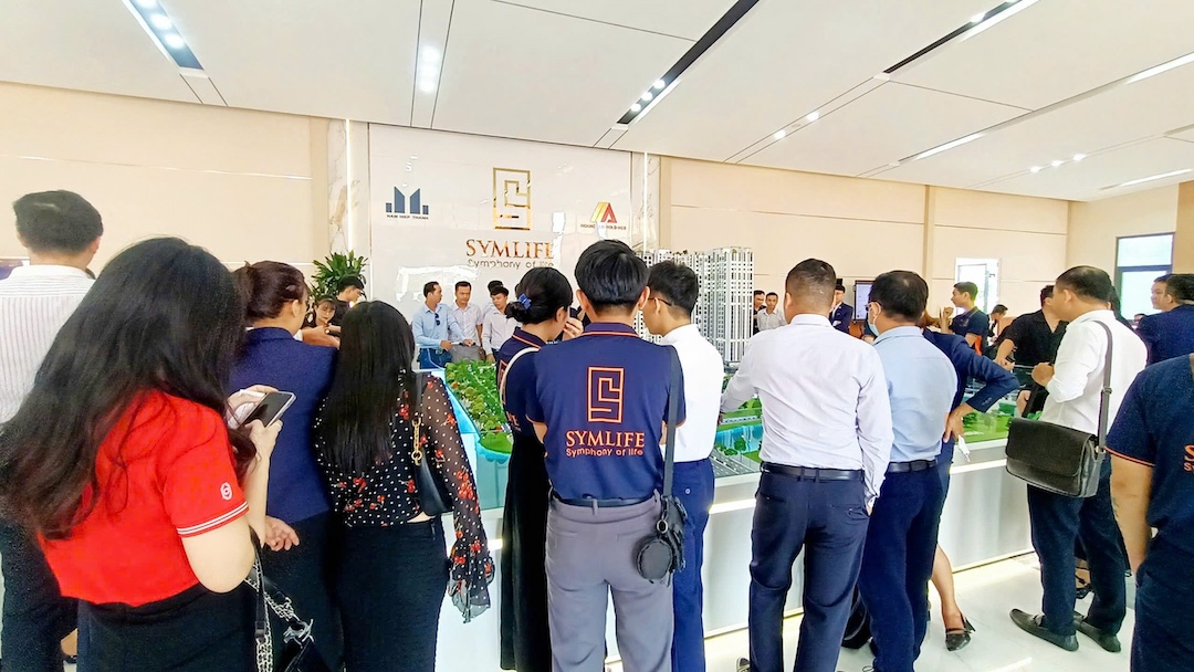 Khách hàng tham quan sale gallery dự án Symlife
