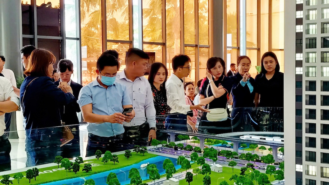 Khách hàng tham quan sa bàn trong sự kiện khai trương Sale Gallery dự án Symlife