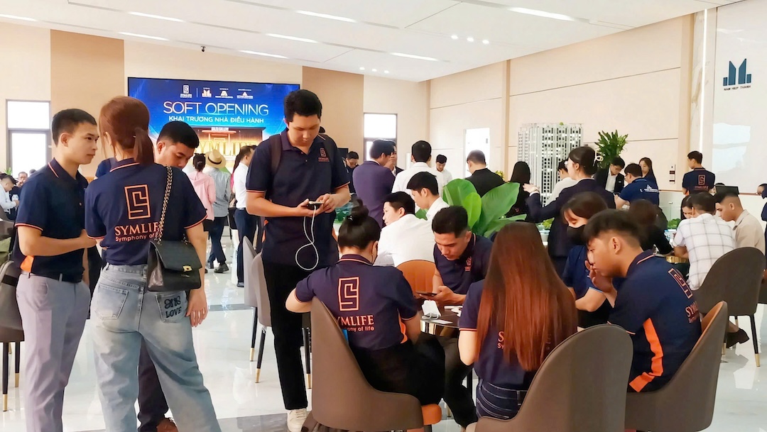 Khách hàng tham quan sale gallery dự án Symlife
