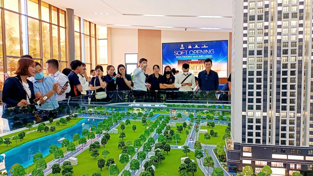Khách hàng tham quan sale gallery dự án Symlife